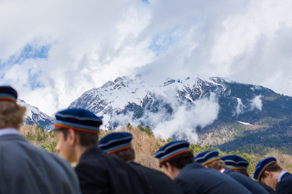 Couleurstudenten vor den Bergen Innsbrucks